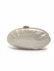 Clutch Rígido Ovalado Estilo Concha Marina de Nácar Perlado con Broche Dorado