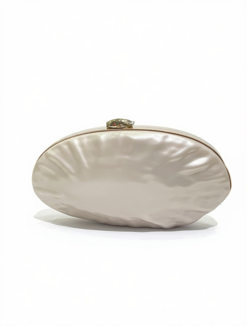 Clutch Rígido Ovalado Estilo Concha Marina de Nácar Perlado con Broche Dorado