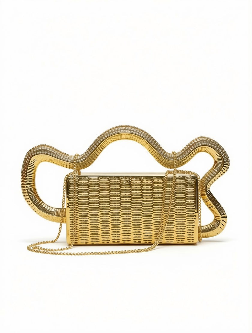Clutch de Gala Rígido Metálico Dorado – Silueta Rectangular Calada con Asa Serpenteante