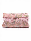 Bolso de Mano Tipo Pouch Plegable – Bordado Floral Rosa y Remate de Plumas