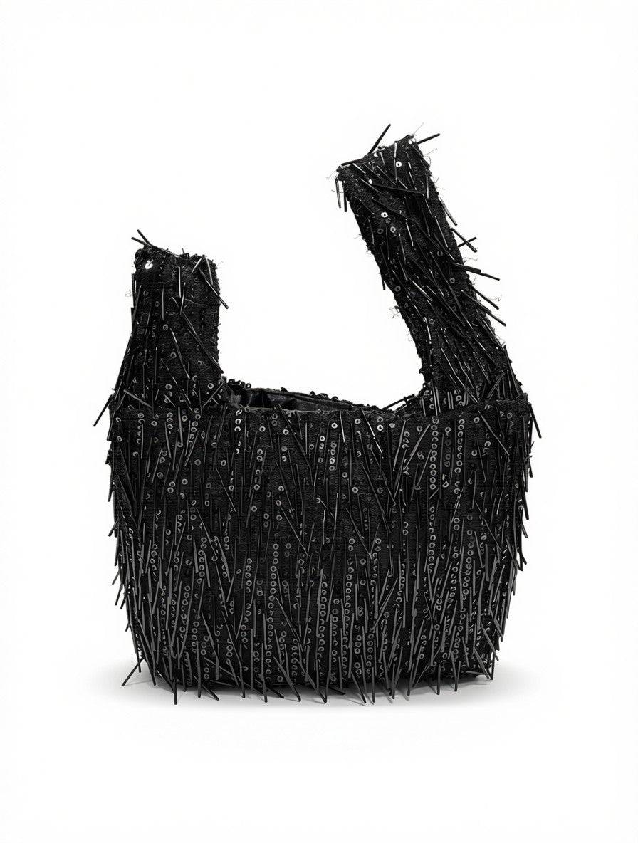 Bolso de Mano Tipo Pouch con Asas Desiguales – Pedrería de Canutillos Alargados y Lentejuelas Negras