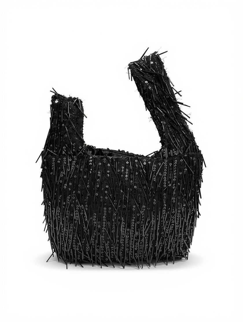 Bolso de Mano Tipo Pouch con Asas Desiguales – Pedrería de Canutillos Alargados y Lentejuelas Negras
